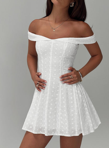 Beyaz Broderie Omuzları Açık Mini Elbise