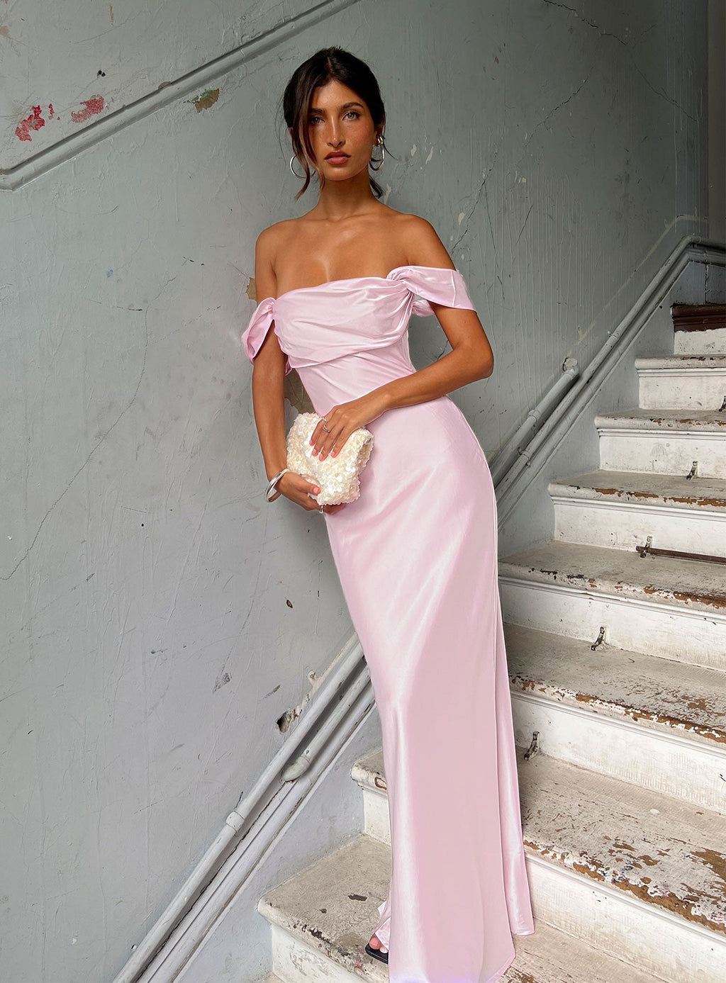 Pembe Saten Omuzdan Açık Maxi Elbise