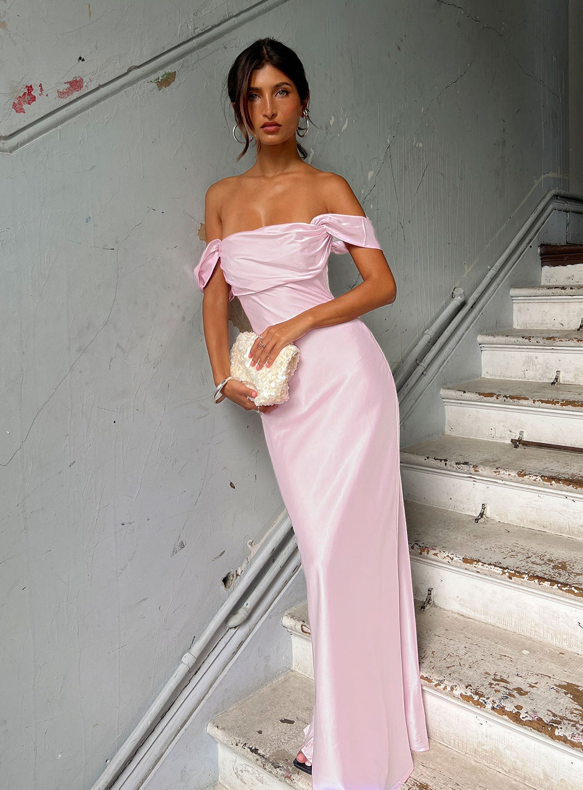 Pembe Saten Omuzdan Açık Maxi Elbise