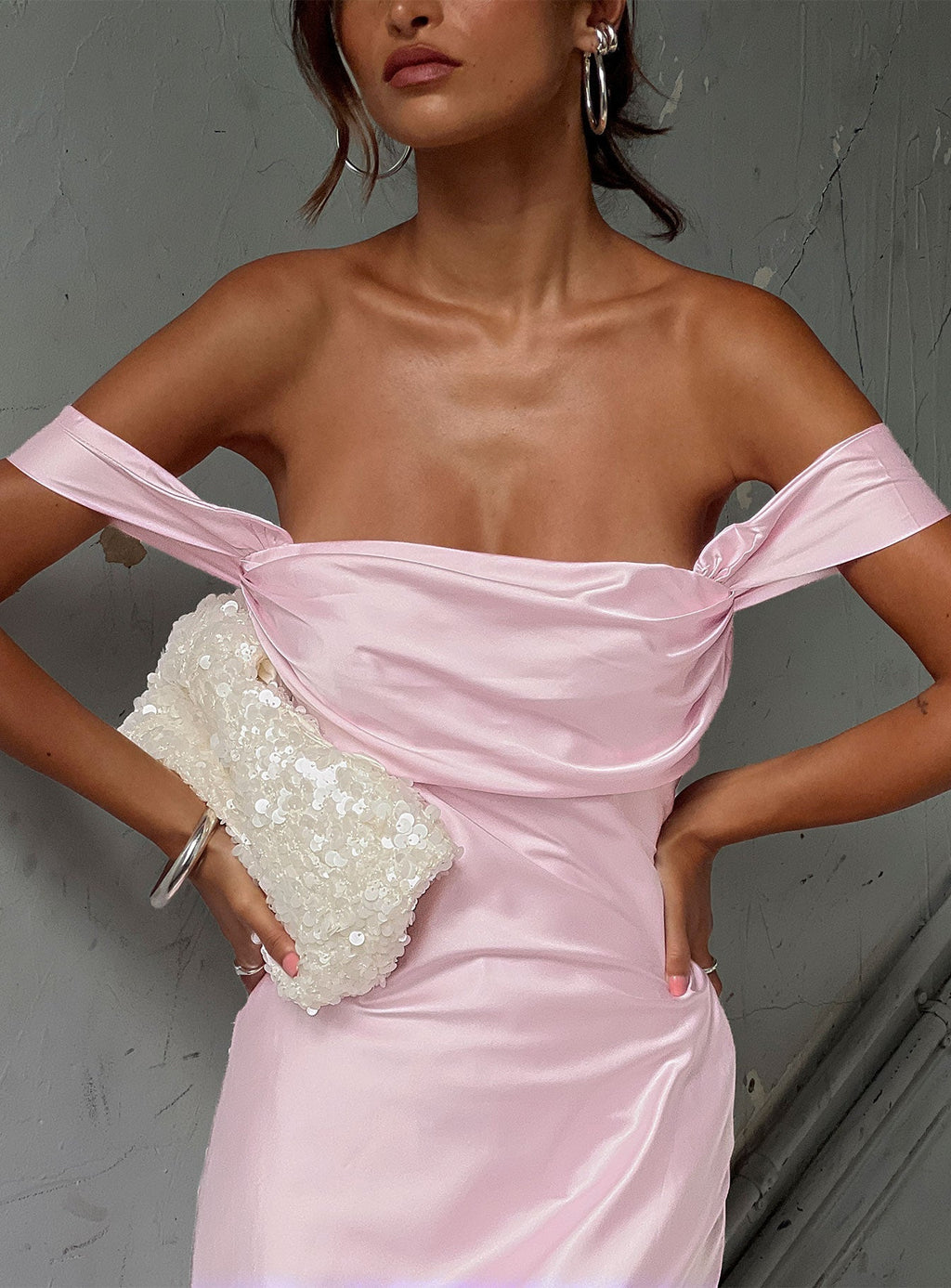 Pembe Saten Omuzdan Açık Maxi Elbise